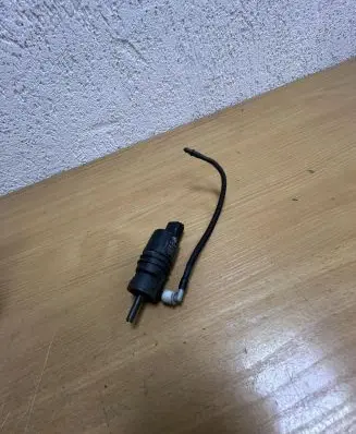 BMW X5 E70 Windscreen/windshield washer pump 693416001 D8117