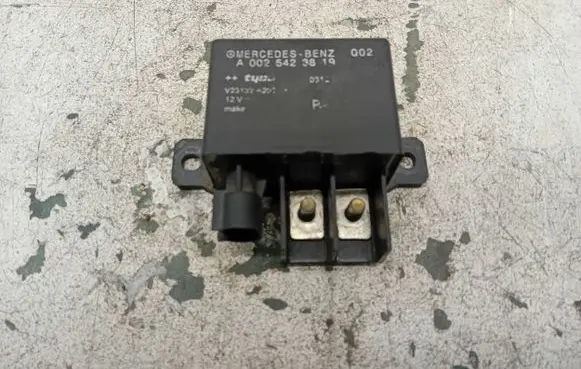 Mercedes-Benz E W211 Charging relay A0025423819 V23132A200