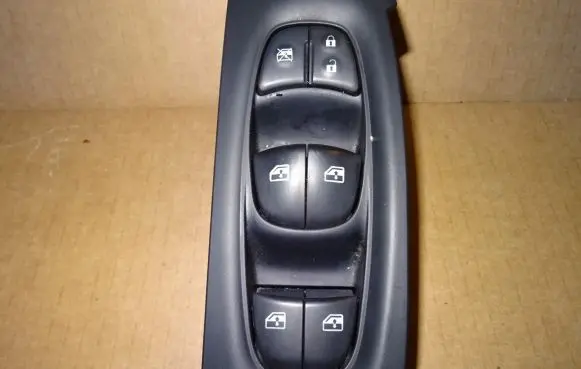 Nissan Qashqai Electric window control switch