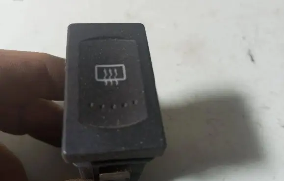 Volkswagen PASSAT B5 Windscreen/window heater switch 3B0959621C