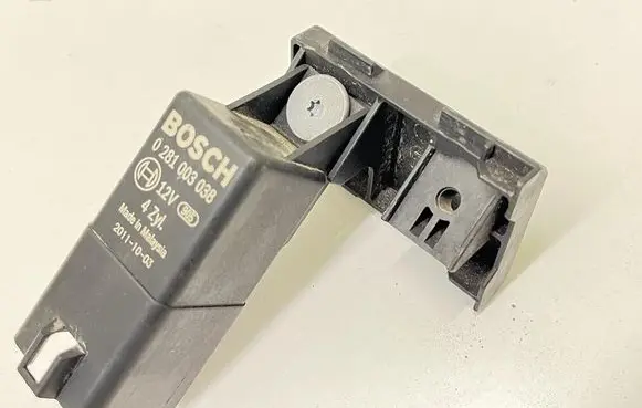 Volkswagen Golf VI Fuse box cover 1K0937540C
