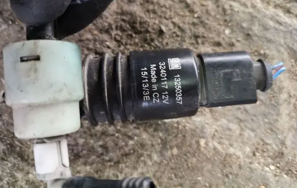 Opel Meriva B Windscreen/windshield washer pump 13250357