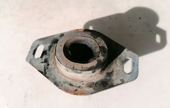 Peugeot Partner Engine mount bracket
