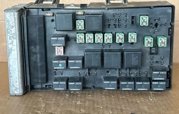 Chrysler Voyager Fuse module 04869200AL A070010K 23417D