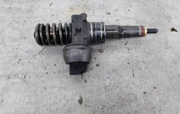 Volkswagen PASSAT B5.5 Fuel injector 038130073AJ