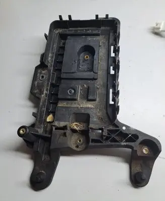 Volkswagen PASSAT B7 Battery tray 1K0915333