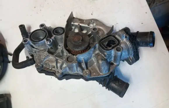 Volvo XC40 Water pump 32208947