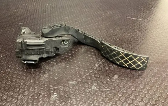 Audi A4 S4 B7 8E 8H Accelerator throttle pedal 8E1721523C