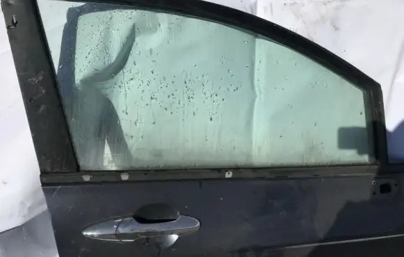 Honda FR-V Front door window glass four-door