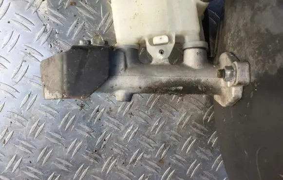Master brake cylinder