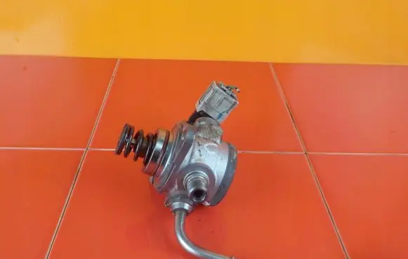 Volvo S60 Fuel injection high pressure pump 31392104