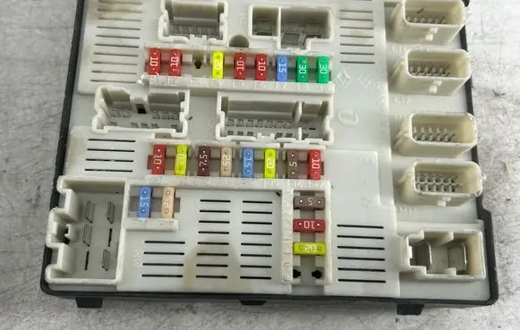 Renault Megane III Fuse module 284B61871R 9630013277 519339402
