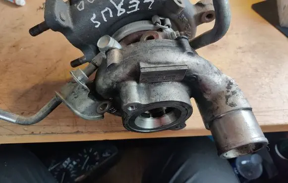 Lexus IS 220D-250-350 Turbo 1720126010 051031105N VB15