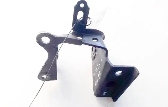 Nissan Primera Engine mounting bracket