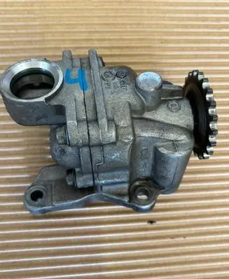 Volkswagen Polo IV 9N3 Oil pump 045115109A