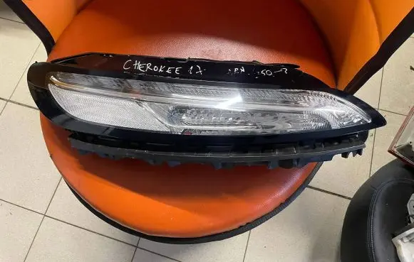 Jeep Cherokee Headlight/headlamp 68157104AQ 1307329489 68157104
