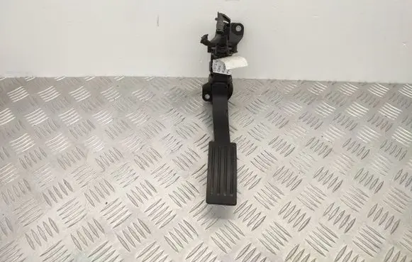 Accelerator throttle pedal