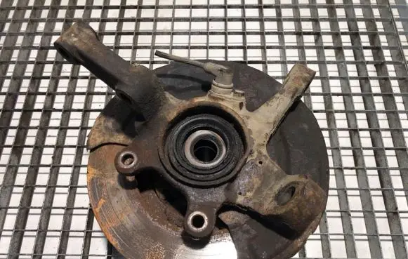 Nissan Pathfinder R50 Front wheel hub spindle knuckle