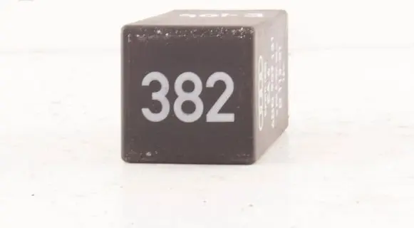 Volkswagen PASSAT B5 Other relay 4D0907131