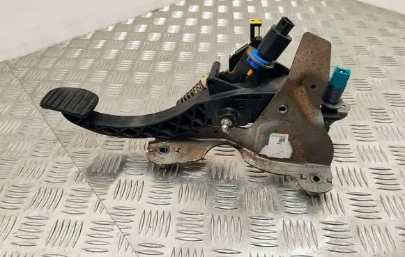 Renault Scenic III - Grand scenic III Clutch pedal 