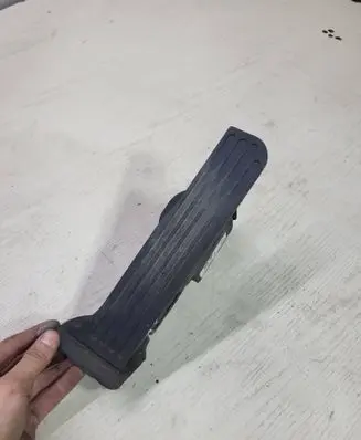 Accelerator throttle pedal