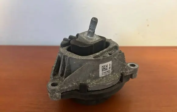 BMW 3 F30 F35 F31 Engine mount bracket 6856406