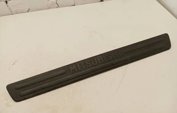 Mitsubishi Endeavor Front sill trim cover MR564389