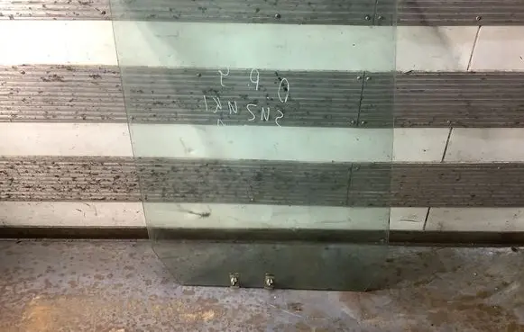 Rear door window glass