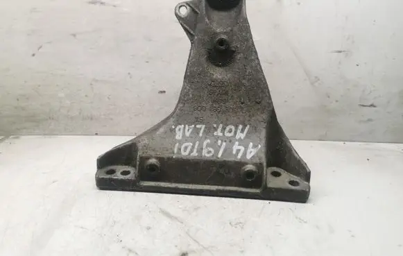 Audi A4 S4 B5 8D Engine mounting bracket 8D0199308