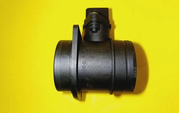 Volkswagen PASSAT B6 Mass air flow meter 038906461B