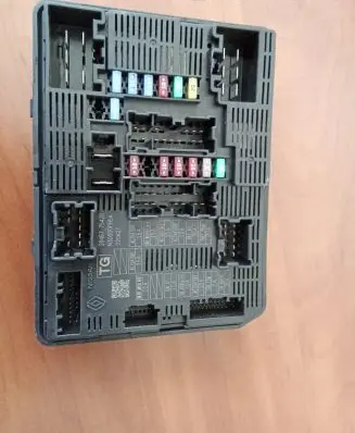 Renault Trafic III (X82) Fuse module 284B77542R 929503