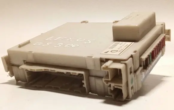 Lexus GS 300 350 430 450H Fuse module 8267030230 6H110526 9460