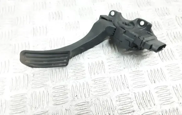 Accelerator throttle pedal