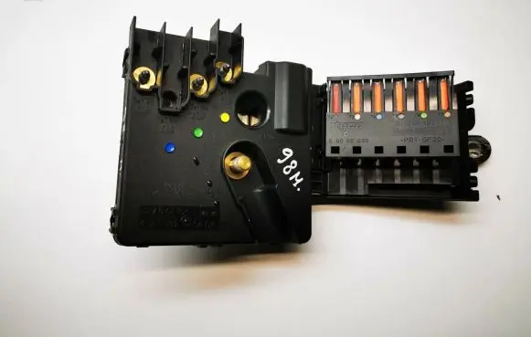 Mercedes-Benz CLS C219 Fuse module E0000030 2119820402