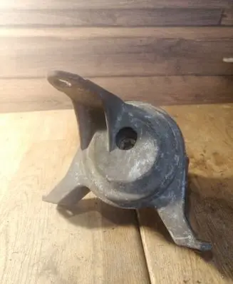 Opel Zafira A Engine mount bracket