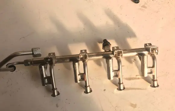 Fuel injector supply line/pipe