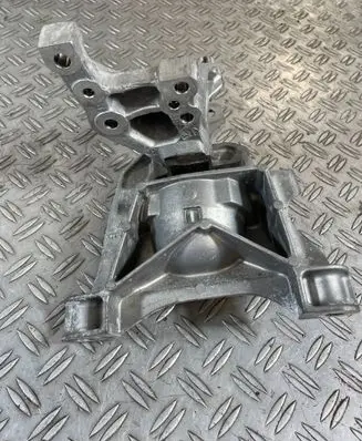 Opel Vivaro Engine mount bracket 4A110010