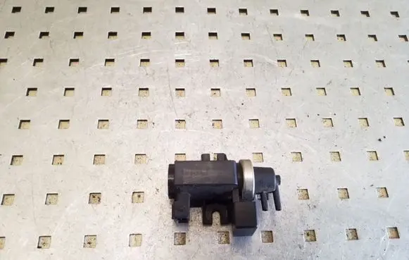 BMW 5 E39 Turbo solenoid valve 72279600 2247906