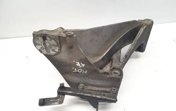Volkswagen Touareg I Engine mounting bracket 070199307A