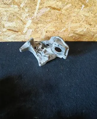 Volvo S90, V90 Generator/alternator bracket 31480996