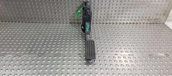 Accelerator throttle pedal