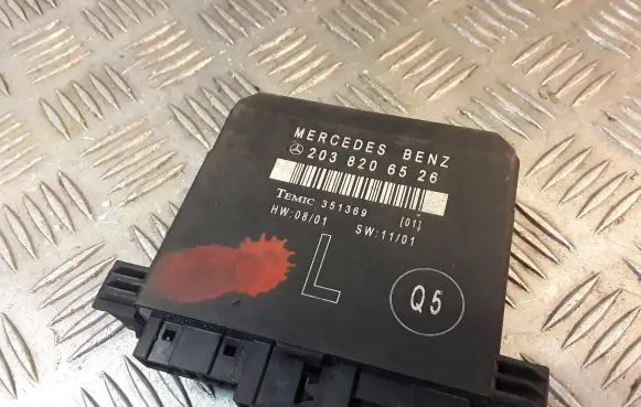 Mercedes-Benz C W203 Door control unit/module 2038206526 A2038206526