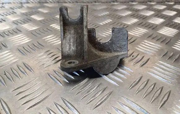 Opel Insignia A Gear shift cable bracket 55567787