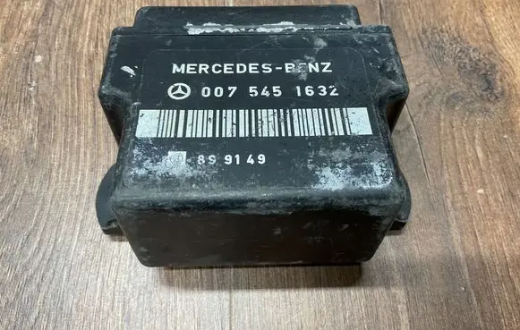 Mercedes-Benz E W124 Glow plug pre-heat relay 0075451632