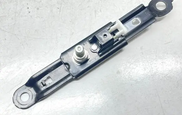Toyota Land Cruiser (J150) Seat belt adjustment rail E563003