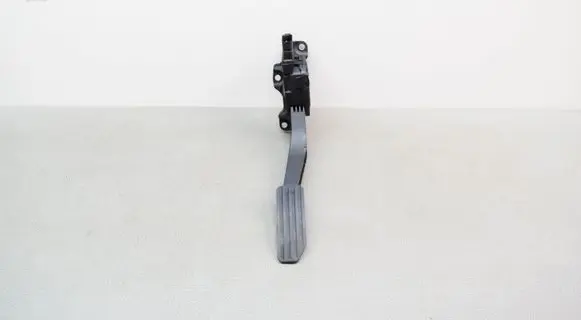Accelerator throttle pedal