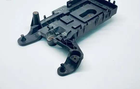 Volkswagen Jetta V Battery tray 1KM915333
