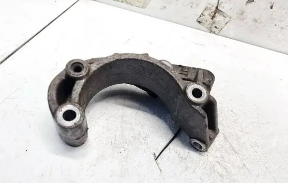 Suzuki Swift I Engine mounting bracket