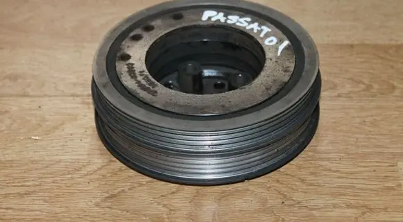 Volkswagen PASSAT B5.5 Crankshaft pulley 038105243F