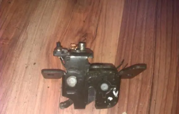 Subaru Impreza I Tailgate/trunk/boot lock/catch/latch